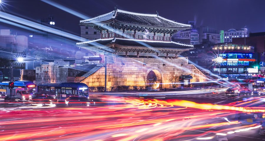 La porta Dongdaemun a Seoul di notte