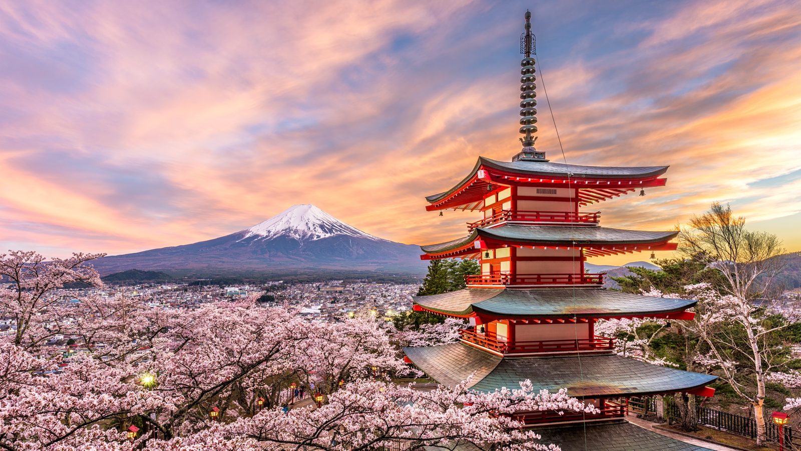 La pagoda Chureito e il monte Fuji tra i ciliegi in fiore