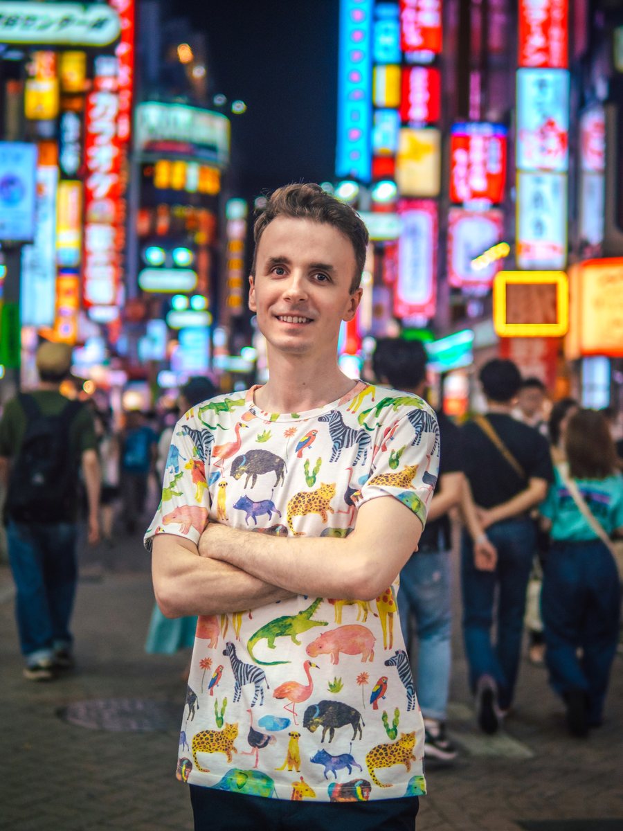 Marco Togni a Shibuya, tra le insegne di Tokyo