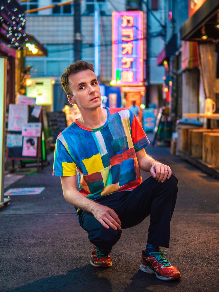 Marco Togni in un vicolo di Tokyo, tra le insegne al neon